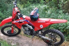 Muž na Znojemsku ujížděl policistům kvůli drogám, navíc bez řidičáku a na kradené motorce