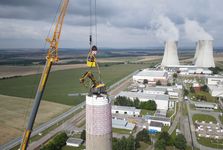 Z Dukovan zmizel komín, který byl první dominantou elektrárny