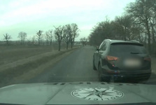 Řidič na Znojemsku ujížděl a vybržďoval. Před policisty se chtěl schovat mezi trubkami