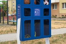 Na basketbalovém hřišti na Pražské ve Znojmě nově funguje chytrá skříňka se sportovním vybavením Na basketbalovém hřišti na Pražské ve Znojmě nově funguje chytrá skříňka se sportovním vybavením